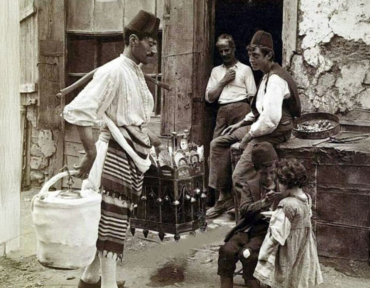 Dondurma denince akla ilk gelen şey, sıcak yaz günlerinde elimizden damlayan soğuk, tatlı bir kaçış olabilir. Ama konu Maraş Dondurması ise, işler bambaşka! Çünkü bu sadece bir tatlı değil; kültür, sabır ve yaratıcılıkla harmanlanmış bir lezzet efsanesi. Hadi gelin, zamanda küçük bir yolculuğa çıkalım ve bu eşsiz dondurmanın doğuş hikâyesine birlikte göz atalım.